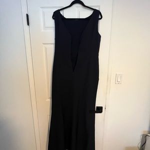 Floor length ball gown, perfect for wedding guests!! 💕